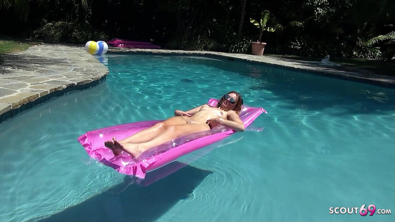 Full porn collection: 可爱的苗条青少年在假期被大鸡巴性交到高潮