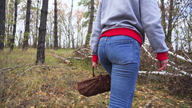 Teasecombo 4K: 熟女にブルージーンズが曲がり、屋外で彼女の大きなお尻を点滅