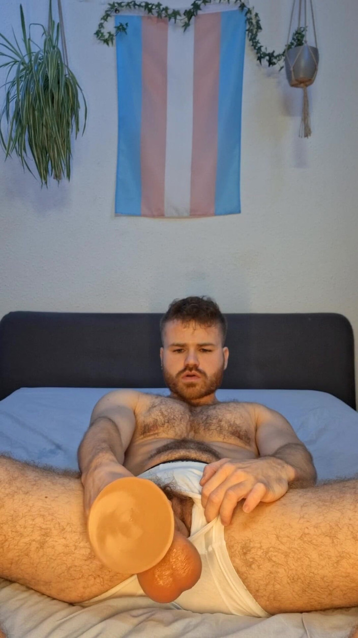 edftmxxx: Peludo musculoso trans montando gran consolador y chorros