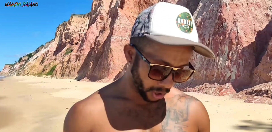 MARCIO BAIANO: Spelar fotboll på stranden Två hotties förlorade vadet och var...