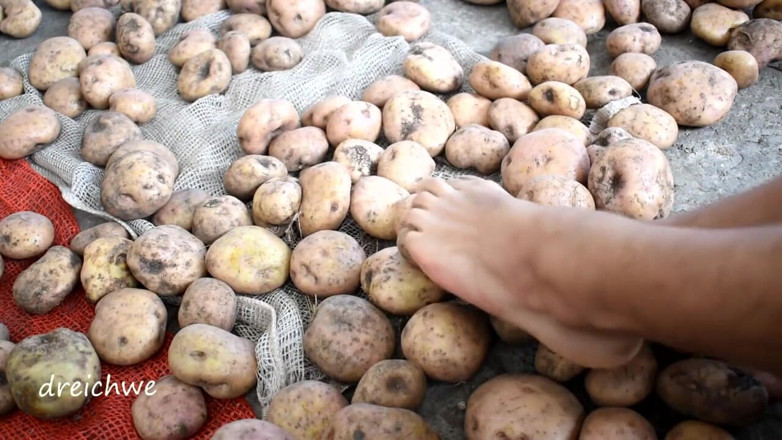 Dreichwe: Toccando deliziose patate con i piedi