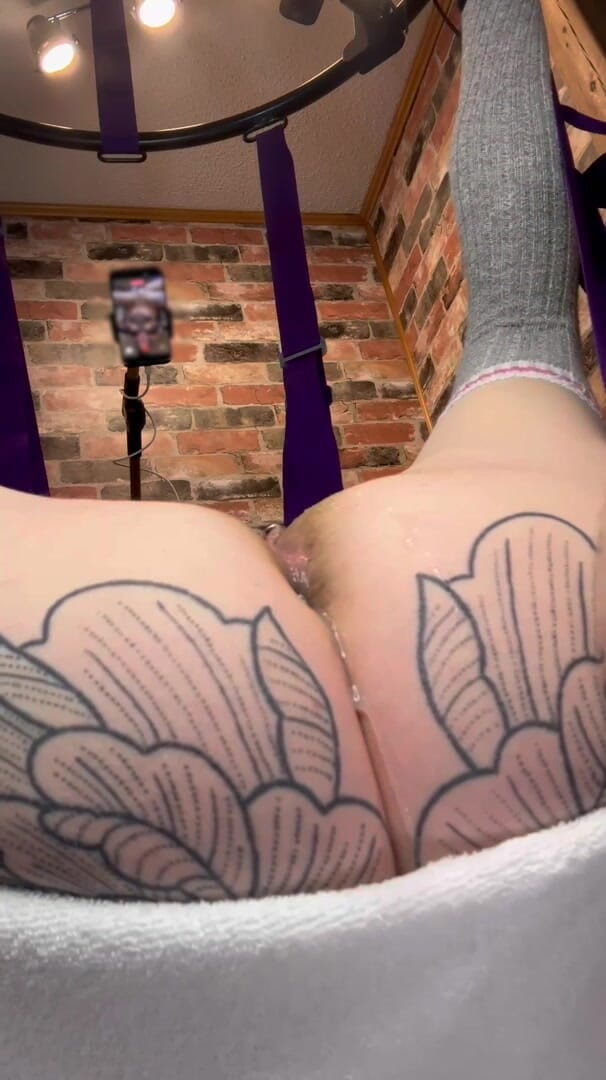Slave Gigi: Coño codicioso se traga los juguetes grandes