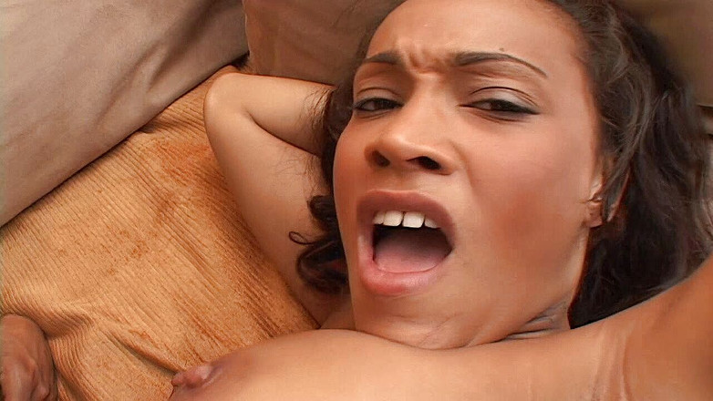 Watch Dirty Movies: Sexy milf spreidt haar benen terwijl haar poesje wordt gelikt...