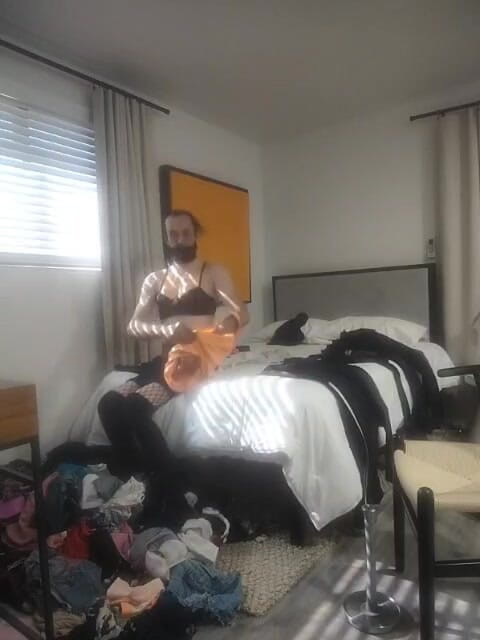 K8e Snow: Trang phục crossdresser phong cách thử và trêu chọc