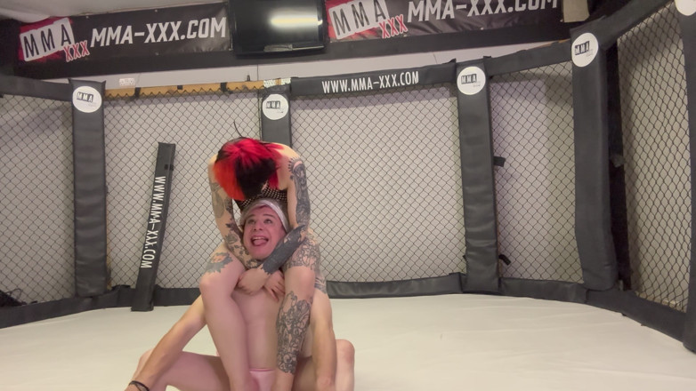 Bigtiddygoth: Mma Cage에서 Pvc 계모의 고통 Sissy - 허벅지 제어 및 굴욕