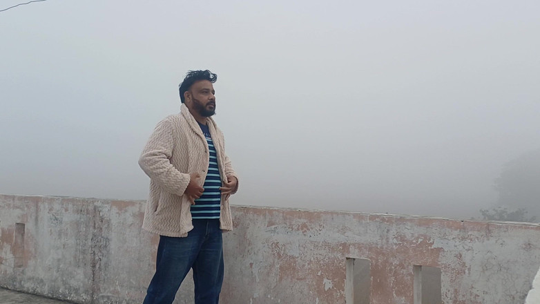 Austin Rose: Indický Táta Se Svléká V Mrazivé Zimní Mlze