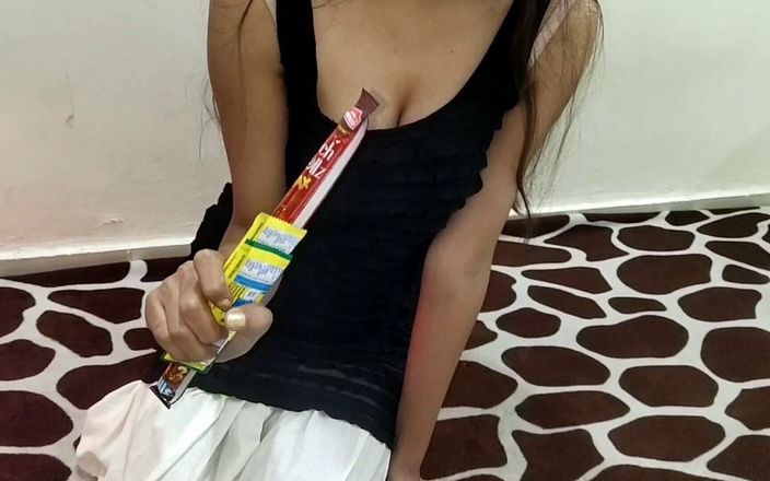 Saarabhabhi6: देसी भारतीय कॉलेज गर्ल ko Chocolate Dekar पहली बार