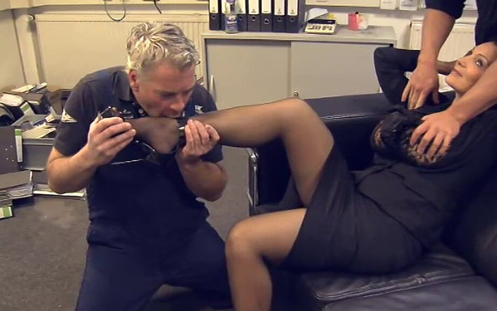 Videorama: Alman MILF anal ve çift penetrasyonla azgın üçlü ilişkide