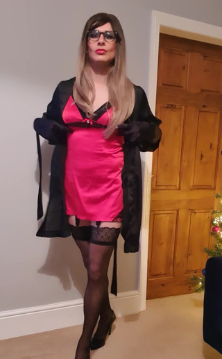 JessicaXD: Teasing in my dark seamed hold up stockings, suspenders.