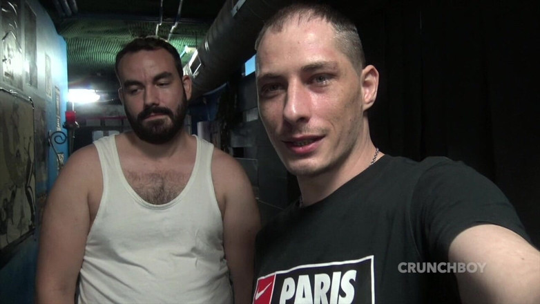 Bareback family club: Valentino穿着吊索被熊生性交