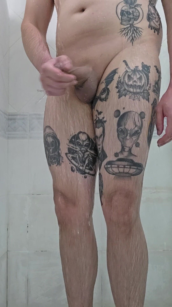 Lkdick8: Caffy è stato sorpreso a masturbarsi sotto la doccia