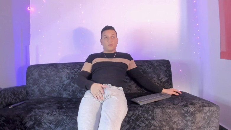 Tomas Styl: Latino Menunjukkan Benjolannya Di Kamera Di Dalam Baju Peluh Kelabunya