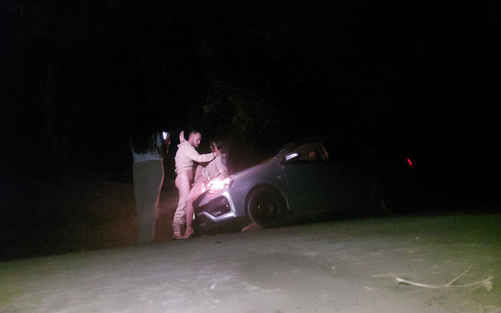 Jennyferpimenta: Șoferul aplicației face sex cu două pasagere pe drum