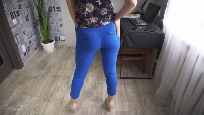 Teasecombo 4K: Kolega škádlí zadek v super těsných kalhotách