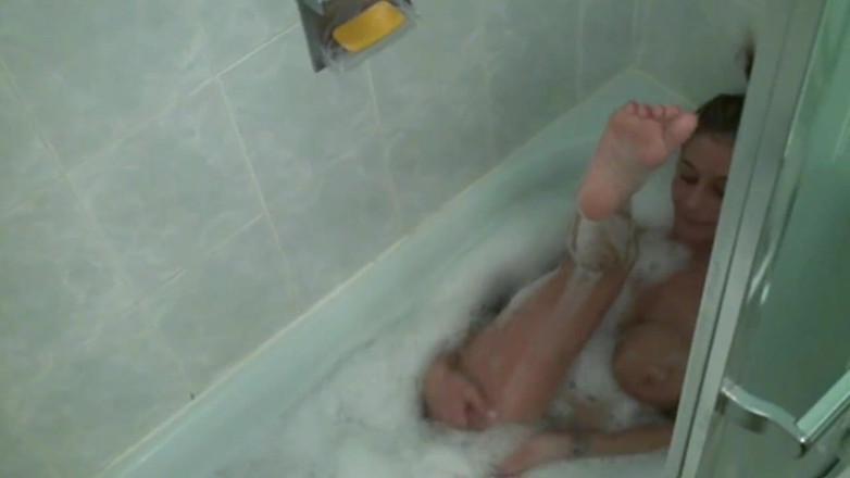 ChickPass Amateurs: Il sexy bagno rotondo di leeanna la milf tettona