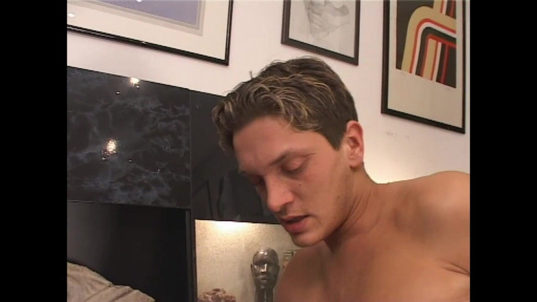 Shemale World: Heiße transe reitet einen großen harten schwanz auf dem sofa