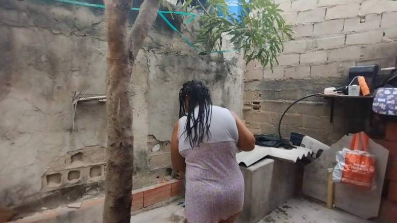 Adribella69: Vidím svou sousedku, která má velký zadek, zatímco její manžel...