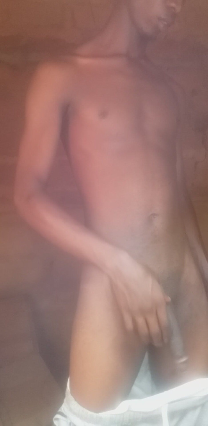 Badman4606: Hladím mého velkého čůráka ... Miluji masturbaci.