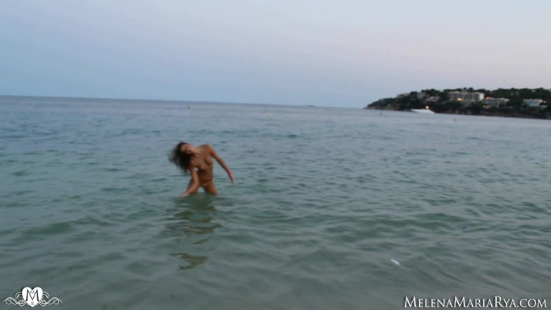Melena Tara: Geil naakt op het strand
