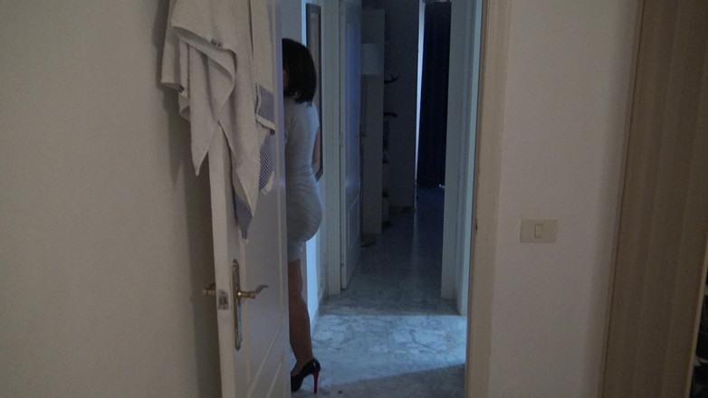 Stepmom Susan: 자위하는 동안 털이 무성한 보지를 발정난 배다른 아들에게 따먹히는 55살 계모