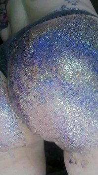 Alternatywna dziewczyna olej masuje tyłek i klapsy przez Glitters