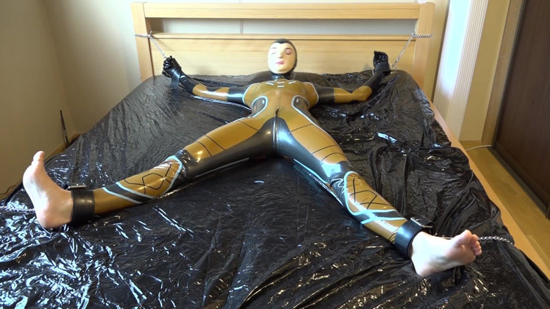 Latex Danielle: Latex Danielle wordt aan het bed bevestigd en gemasturbeerd met...