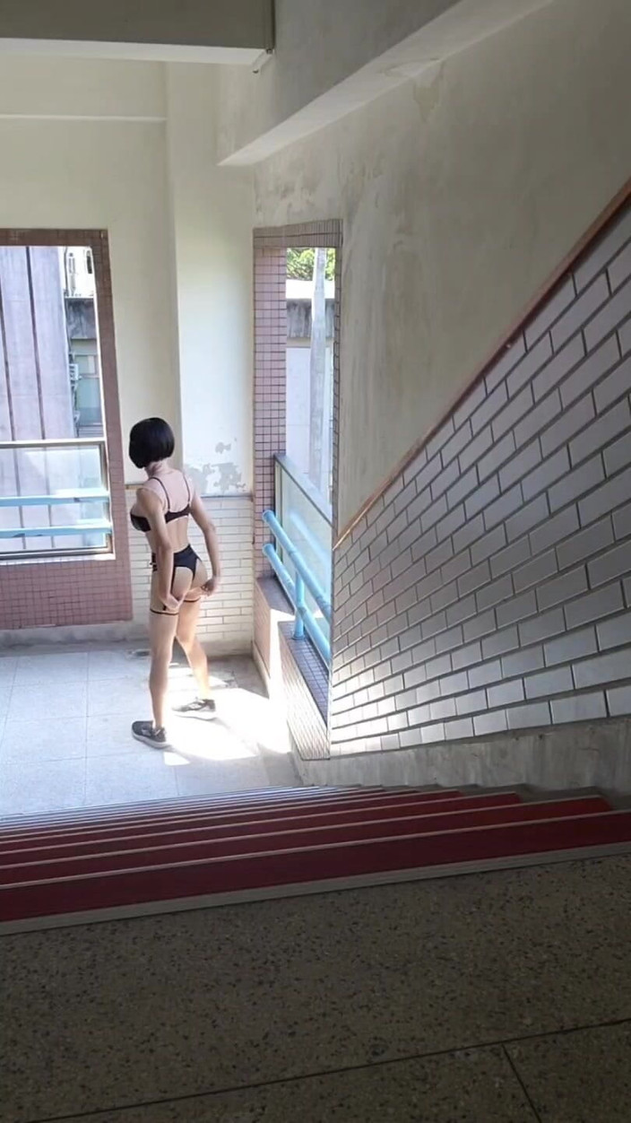 NotAFuta: Całodniowa ekshibicjonistka z ekshibicjonistką Giną