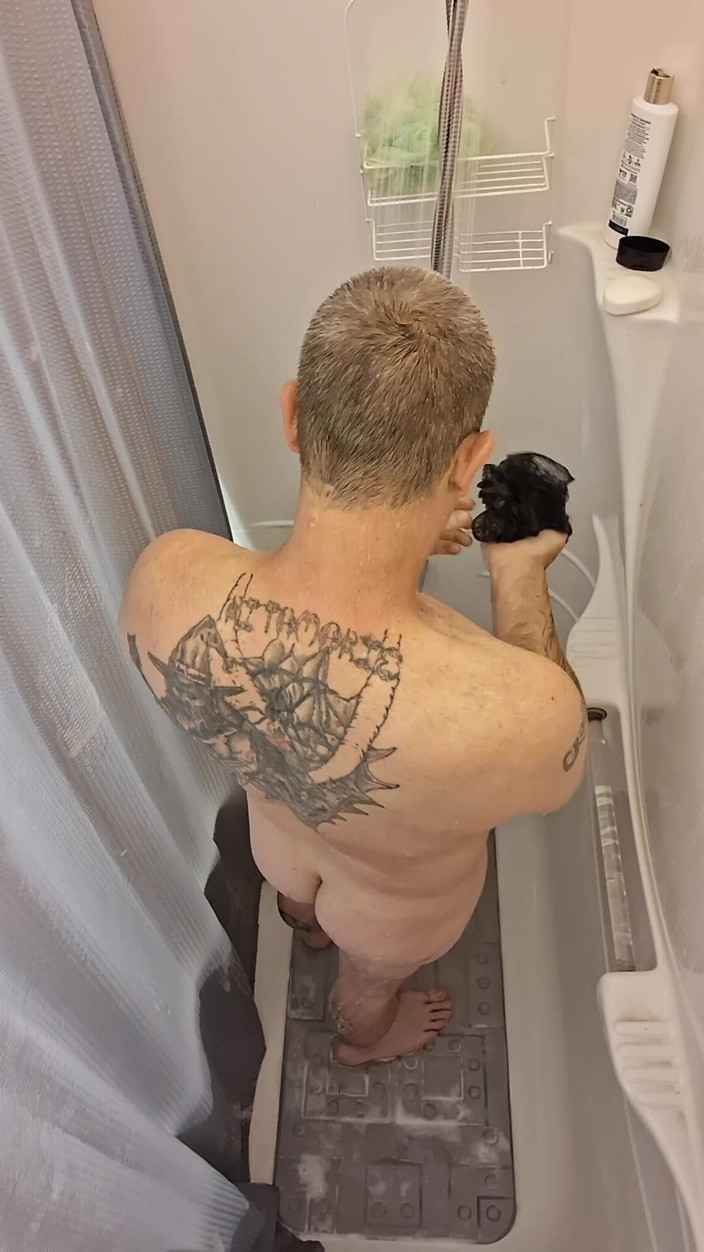 DubeSnackes: Dubesnackes, Pamer Waktu Dan Menyabuni Dan Menggosok Tubuh Seksinya.