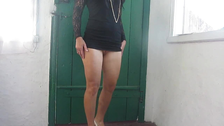 Sexi Lenka: Beauty in a short dress pees