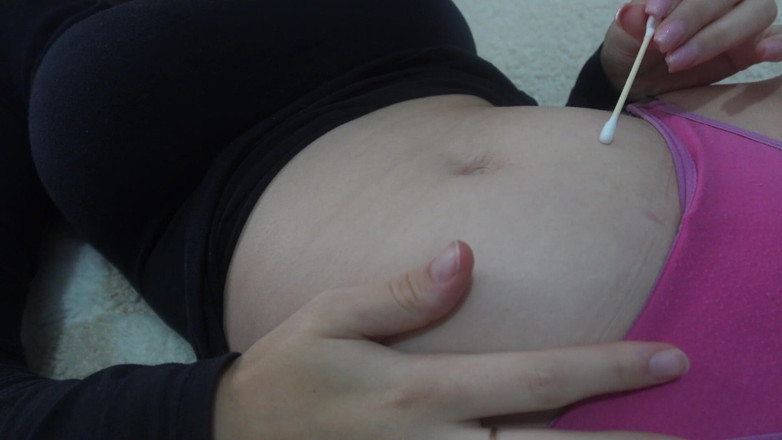 AmayaMori: 綿棒でおへそを掃除し、掃除した後、お腹をいじり始めるラテン系の義理の妹