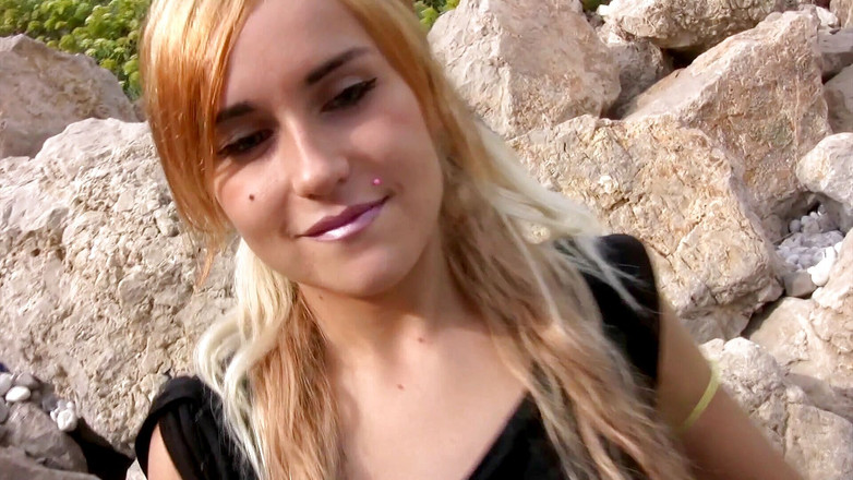 Fun Pictures: Wytatuowana ślicznotka staranuje na plaży