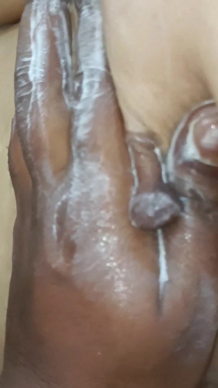 Catchybusty: La ragazza di 23 anni vuole fare il bagno hardcore nella...