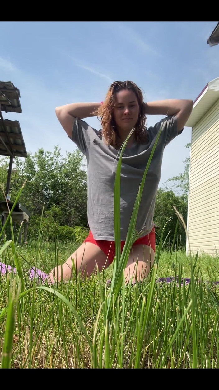 Fox Flame: In estate faccio yoga per strada