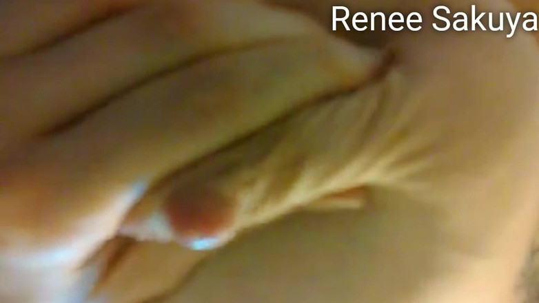 Renee Sakuya: Göğüslerini sıkarak dışarı çıkıyor