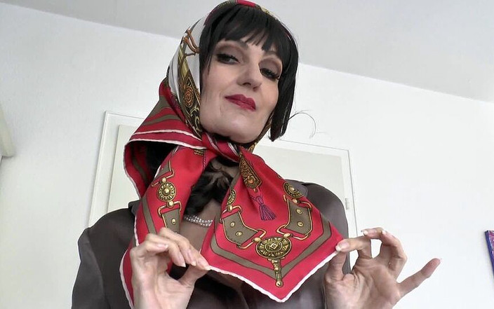 Lady Victoria Valente: Красиве шовкове фотошоу з хусткою в шовковій блузці