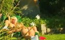 Lesbo Tube: Blonde lesbiennes poesje likken en dildo gebruiken bij het zwembad