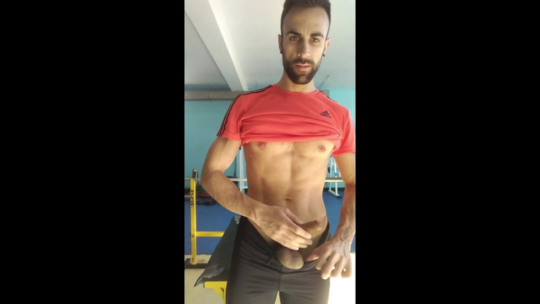 Zeus Ray: 在健身房裸体锻炼