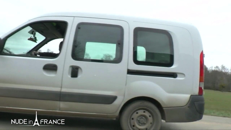 Nude in France: Cindy viene analizzata all'aperto in tre vie con papà ogler