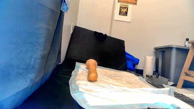 Rainforestman: 热带雨林人深深地玩弄兰博内假阳具。