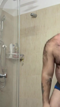 Itamar e în vizită acasă. Deci deocamdat aici un videoclip cu el la duș