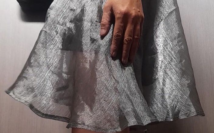 Naomisinka: 公衆トイレでの女装小便と射精