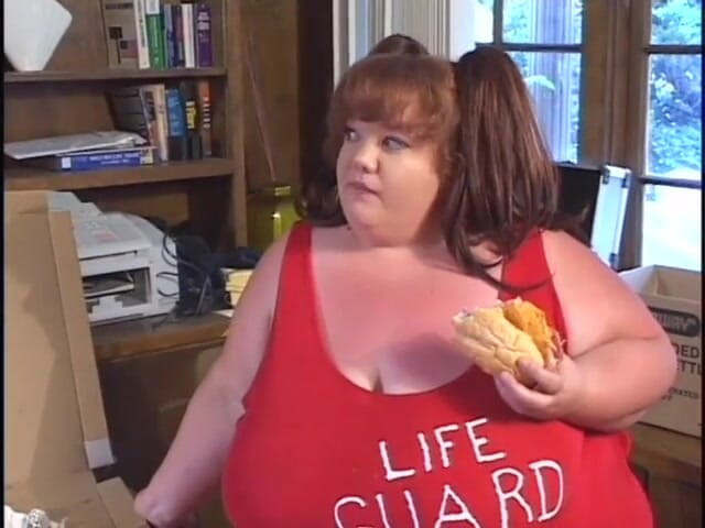 Best Butts: Blonde BBW seduces hunk to bang her in bed