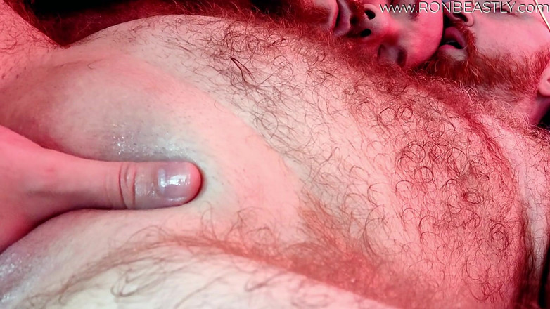 RonBeastlyFTM: L'orso trans si fa aprire la fica da un cucciolo...