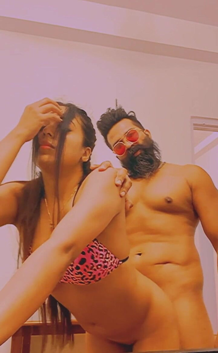 raunchy_couple: Ach, vetřelec injektuje jed, aby vyrostlo více cizích druhů v...