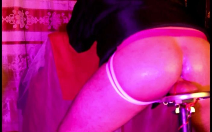 Maskedboy616: Cavalgando meu vibrador até o ritmo da música