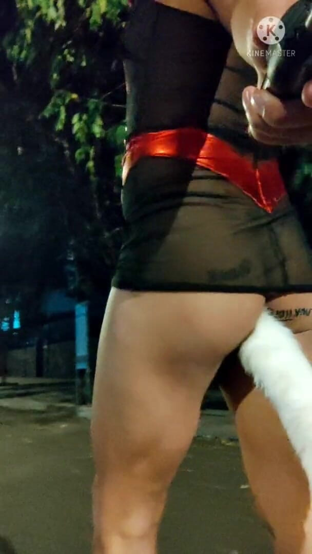 Traviezisha: 밤에 거리에서 걷는 순결의 Sissy 크로스드레서