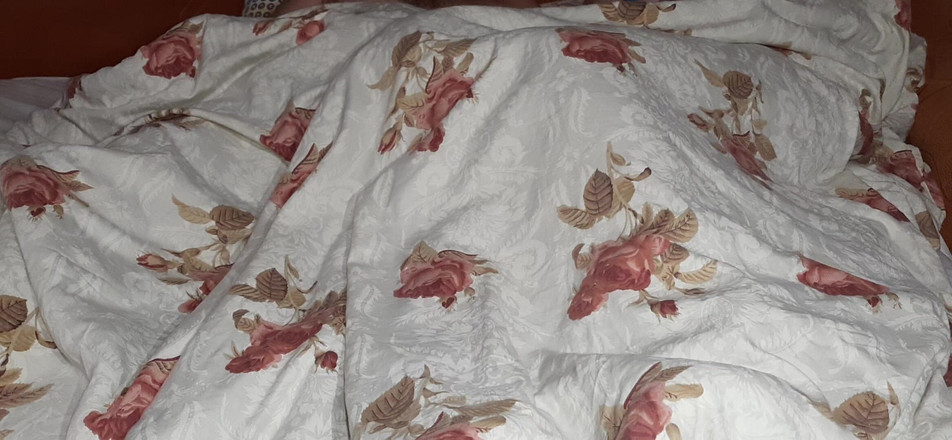 Vik_All: Моя мачуха прийшла до мене в ліжко для взаємної мастурбації.