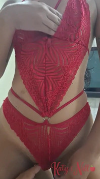 Suami saya suka handjob, saya menggodanya dengan melepasi zakarnya yang tebal di pintu masuk vagina