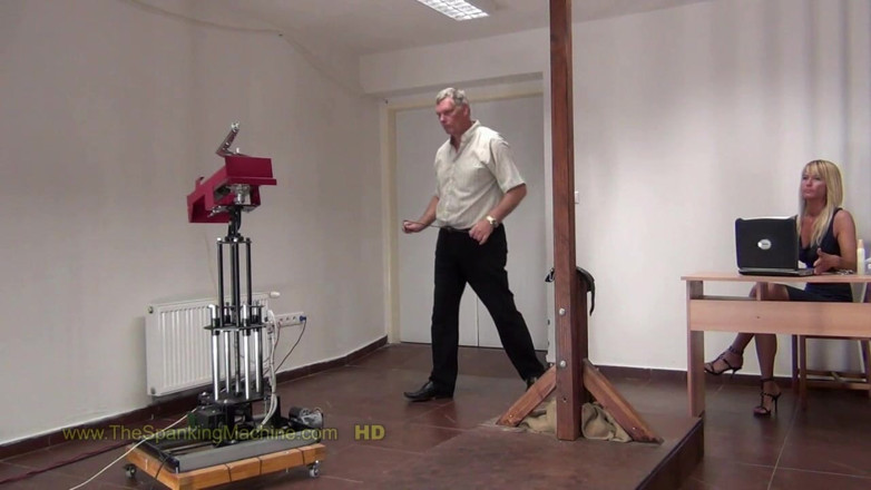 The Spanking Machine: Cora2 spanking-maschine - nackte rücken-peitsche