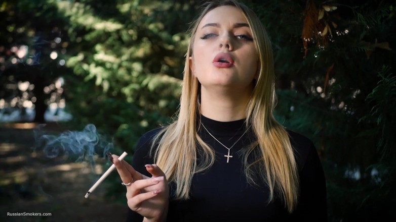 Russian Smokers: Une bombasse blonde sexy fume une cigarette noire dans la...